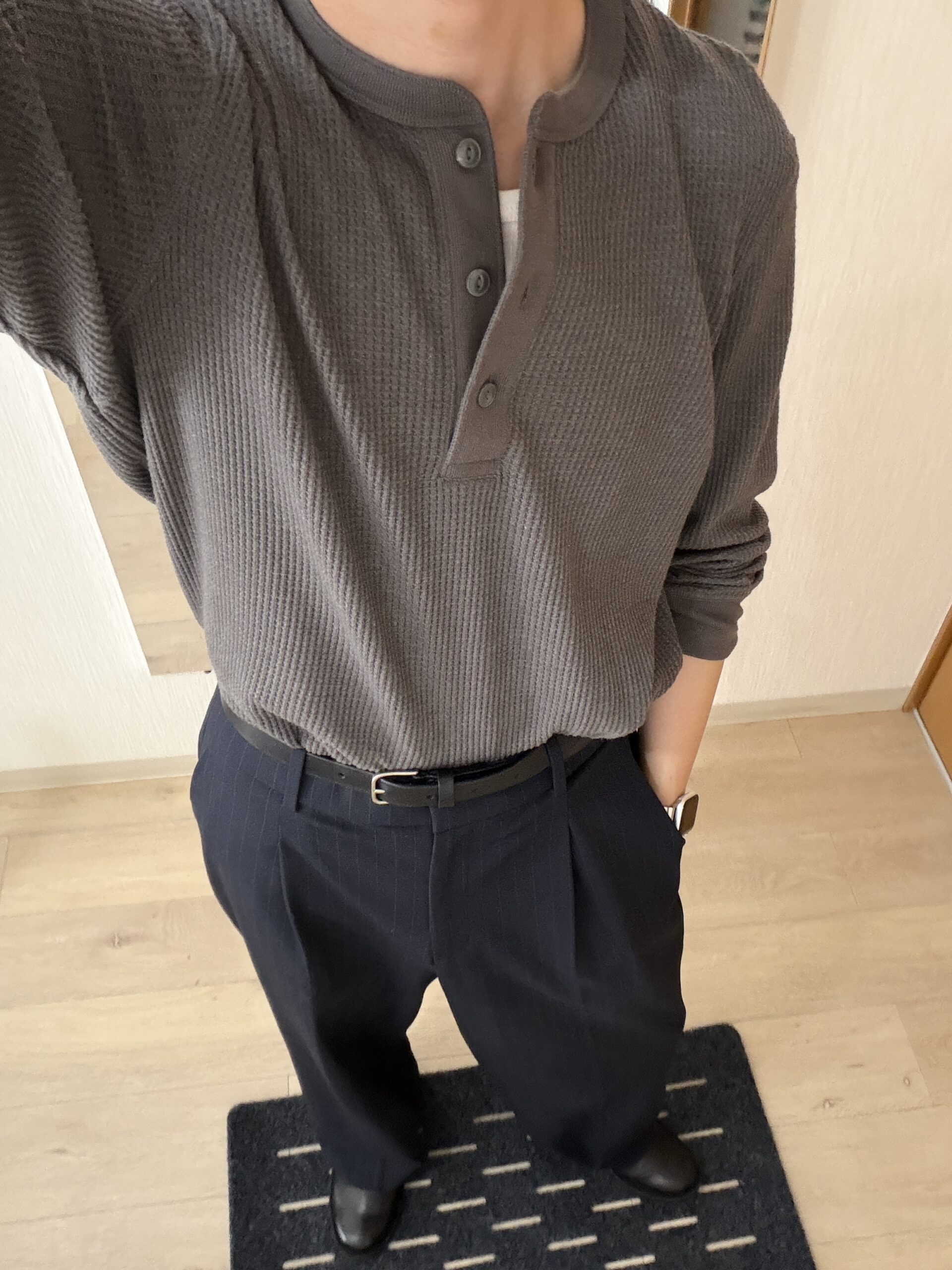 なで肩・華奢メンズ ヘンリーネックTシャツ 上半身アップ