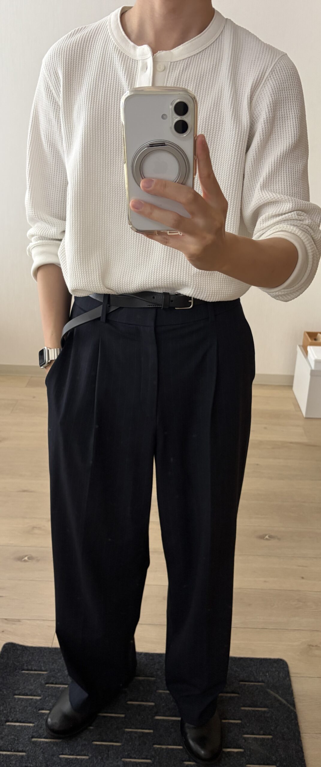 なで肩・華奢メンズ ヘンリーネックTシャツ コーデ全身