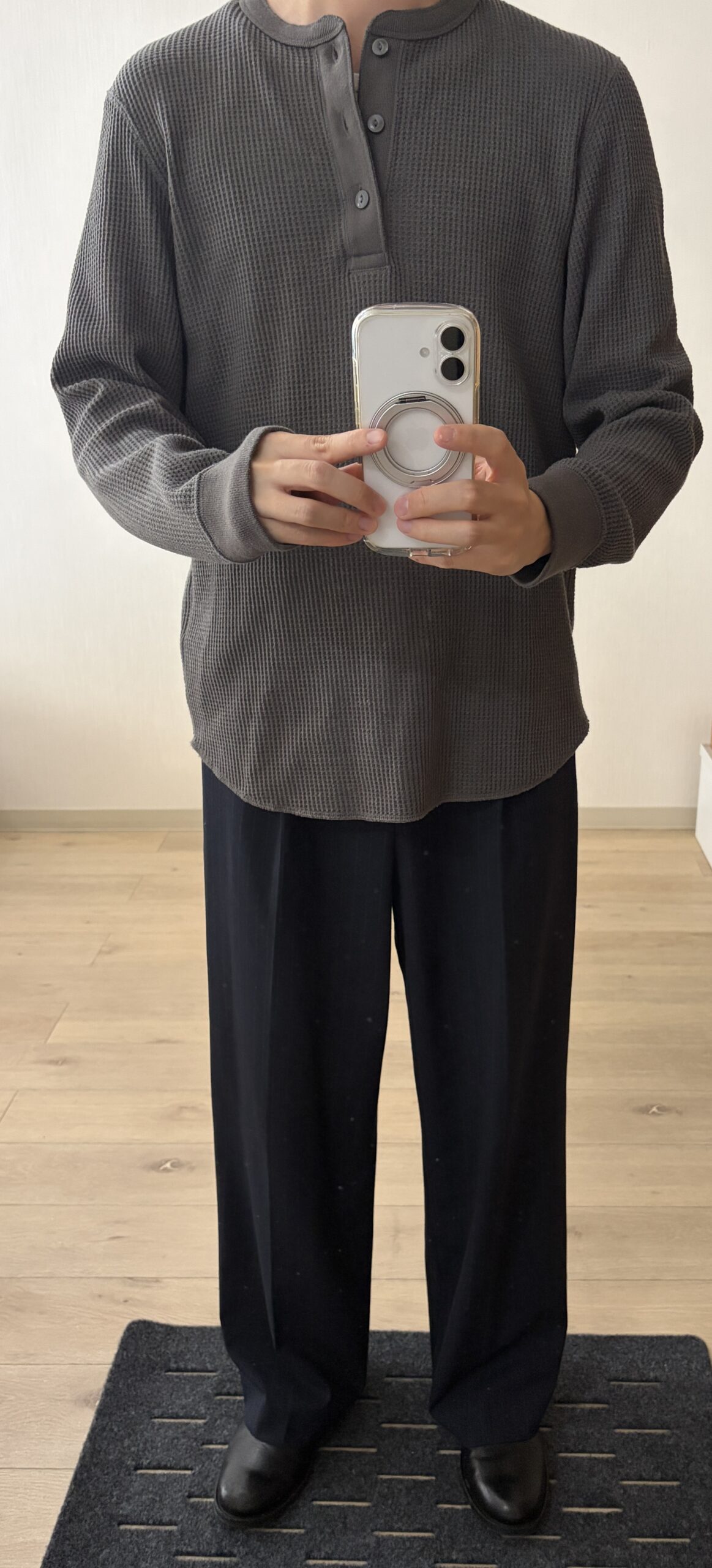 タックインなしのヘンリーネックコーデ（比較）